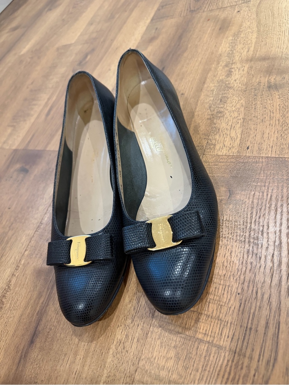 Salvatore ferragamo Black Women's Bow Accent Leather pumps size 11